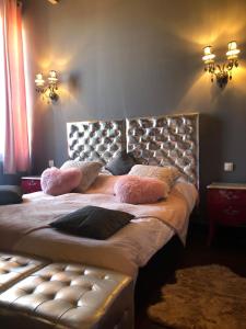 ナルボンヌにあるChâteau de La Pradeのベッドルーム1室(ピンクの枕が付いた大型ベッド1台付)