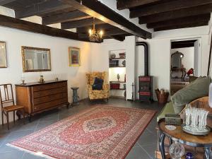 uma sala de estar com um sofá e uma cómoda em L'Antico Palazzo - Mansion with pool em Toano