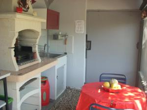 Kuchyňa alebo kuchynka v ubytovaní CHAMBRE INDEPENDANTE climatisée, cuisine d'été, piscine