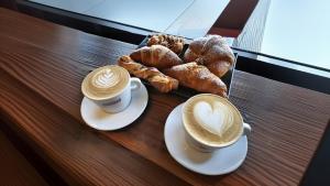 due tazze di caffè e pasticcini su un tavolo di Casa Karina a Battipaglia