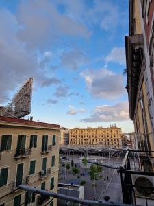 een uitzicht op een binnenplaats vanuit een gebouw bij Il Rifugio di Garibaldi in Napels
