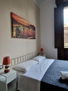 ein Schlafzimmer mit einem Bett und einem Wandgemälde in der Unterkunft Il Rifugio di Garibaldi in Neapel