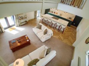 vistas panorámicas a una sala de estar con muebles blancos en 2 Bed in Stowmarket 80545 en Stowmarket