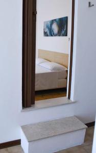 uno specchio a parete con un letto in camera di Hotel Umberto a Lido di Jesolo