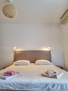 - une chambre avec un lit et 2 serviettes dans l'établissement Apartmani Cupic, à Budva