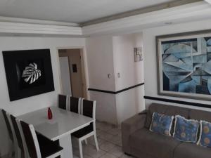 Apto Inteiro Stiep في سلفادور: غرفة معيشة مع طاولة وأريكة