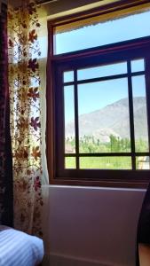 Vista generica sulle montagne o vista sulle montagne dall'interno della stanza in casa privata