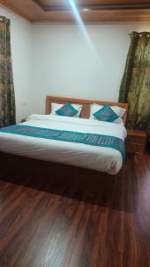 Letto o letti in una camera di The Other House Srinagar