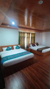 Letto o letti in una camera di The Other House Srinagar