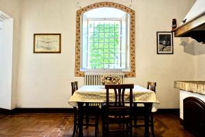 a dining room with a table and a window at Agriturismo Villa Buonsignori in Corsano