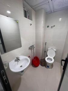 ein weißes Bad mit einem WC und einem Waschbecken in der Unterkunft Khách sạn Xuân Dương in Cửa Lô
