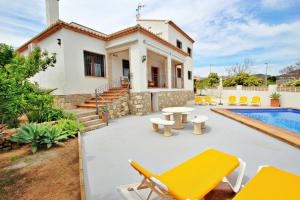 Villa con piscina y sillas amarillas en Maite - spacious villa with views and private pool in Calpe, en Calpe