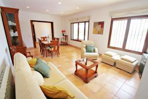 una sala de estar con un sofá y una mesa en Maite - spacious villa with views and private pool in Calpe, en Calpe