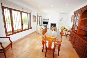 Una gran sala de estar con mesa y sillas. en Maite - spacious villa with views and private pool in Calpe, en Calpe
