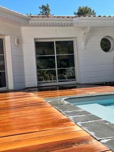 Casa con piscina y suelo de madera en LA VILLA DES PINS, en Lacanau-Océan