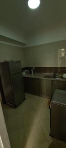 馬拉喀什的住宿－Les portes de Gueliz - apartment 6 people，一个带水槽和冰箱的空厨房