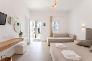 TV a/nebo společenská místnost v ubytování Agia Anna Beachfront Boutique