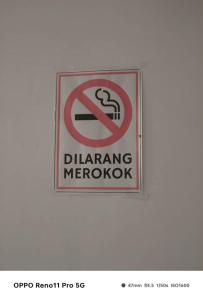 a no smoking sign is posted on a wall at NaVita Lodge in Tamparuli