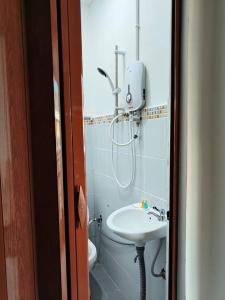 een badkamer met een douche en een wastafel bij NaVita Lodge in Tamparuli
