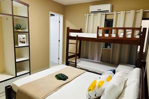 2 Etagenbetten in einem Zimmer mit 2 Etagenbetten in der Unterkunft Casa luxo beira mar 5 qtos e piscina in Tamandaré
