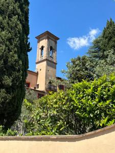 un bâtiment avec une tour d'horloge au loin dans l'établissement Monastero del 600 vista Firenze, à Calenzano