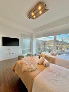 um quarto com 2 camas e uma televisão de ecrã plano em Turek Residences em Ushuaia