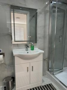 Ashford的住宿－Room with en-suite facilities，浴室配有白色水槽和淋浴。