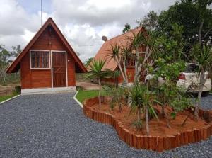 een huis met een bos planten ervoor bij Pousada Cabanas in Alto Paraíso de Goiás