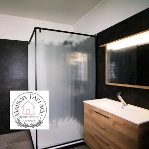 Ένα μπάνιο στο Studio Amédée