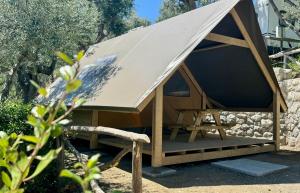 een grote tent met een dak boven bij Hostel Santa Fortunata in Sorrento