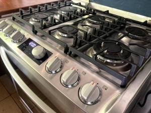 Dapur atau dapur kecil di Casa Lora lakefront with a pool