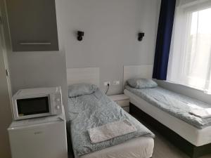 Een bed of bedden in een kamer bij Pokoje hotelowe Wermar