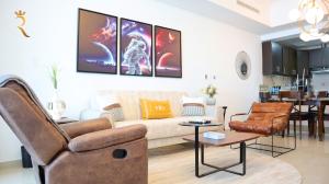 uma sala de estar com um sofá e uma mesa em Galaxy Studio Apartment Al reem em Abu Dhabi