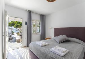 Postel nebo postele na pokoji v ubytování Agia Anna Beachfront Boutique