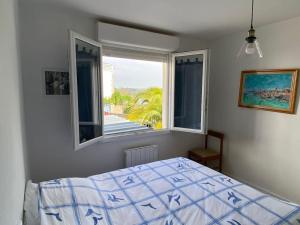 Ένα ή περισσότερα κρεβάτια σε δωμάτιο στο Maison Vue Mer, entre port et plage Port Manech
