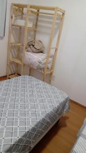 a couple of bunk beds in a room at Apartamento Aconchegante próximo à Arena Castelão in Fortaleza