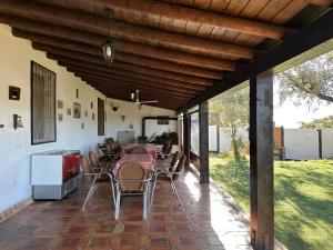 taras ze stołem i krzesłami w obiekcie Casa Rural Navalonguilla con piscina w mieście Santa Olalla del Cala