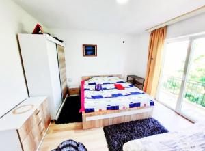 um quarto com uma cama, uma cómoda e um espelho em Urban Hostel em Pec