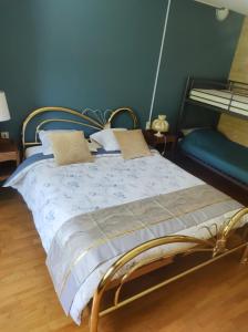 Ein Bett oder Betten in einem Zimmer der Unterkunft Gîte les deux sources au pied du Vercors