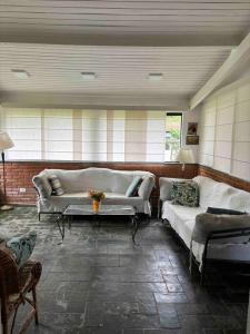uma sala de estar com dois sofás e uma mesa em Chácara condomínio Porta do Sol em Mairinque