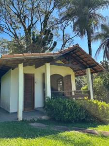 una pequeña casa con techo encima en Chácara condomínio Porta do Sol en Mairinque