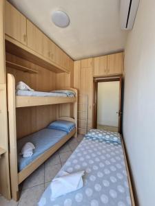 ein kleines Zimmer mit 2 Etagenbetten. in der Unterkunft Residenza Luigiò in Verbania