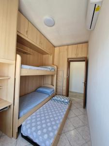 ein kleines Zimmer mit 2 Etagenbetten. in der Unterkunft Residenza Luigiò in Verbania