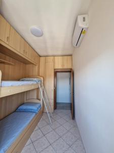 Zimmer mit 2 Etagenbetten und Flur in der Unterkunft Residenza Luigiò in Verbania