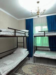 Pokój z 2 łóżkami piętrowymi i oknem w obiekcie Hostel Azamat w mieście Alamüdün