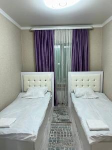 Łóżko lub łóżka w pokoju w obiekcie Hostel Azamat