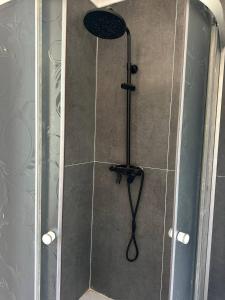 łazienka z prysznicem z czarną głowicą prysznicową w obiekcie Hostel Azamat w mieście Alamüdün