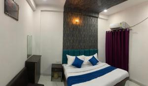 Кровать или кровати в номере Hotel Paradise Inn