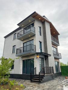 un gran edificio blanco con balcones. en Feel Georgia en Batumi