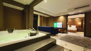 TV a/nebo společenská místnost v ubytování AYATOURE HOTEL